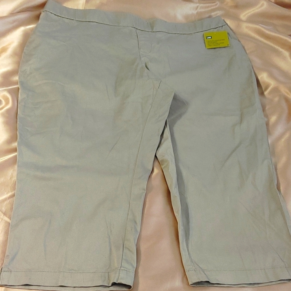 Lee Style Up pull up natural fit stretch Capri size 20W medium.